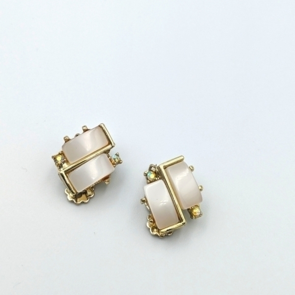 Vintage 1960s Creamy White Rhinestone Lucite Clip on Earrings